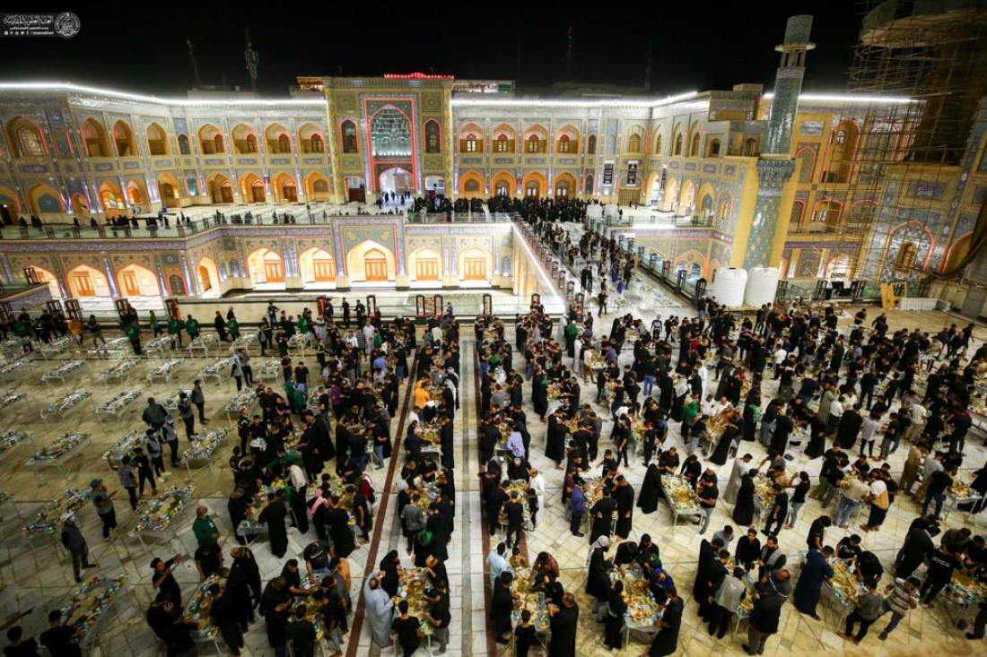 زائرو أمير المؤمنين (عليه السلام) يتبركون بسفرة نبي الرحمة (صلى الله عليه وآله) في ليلة رحيله في صحن فاطمة الزهراء (عليها السلام) | 