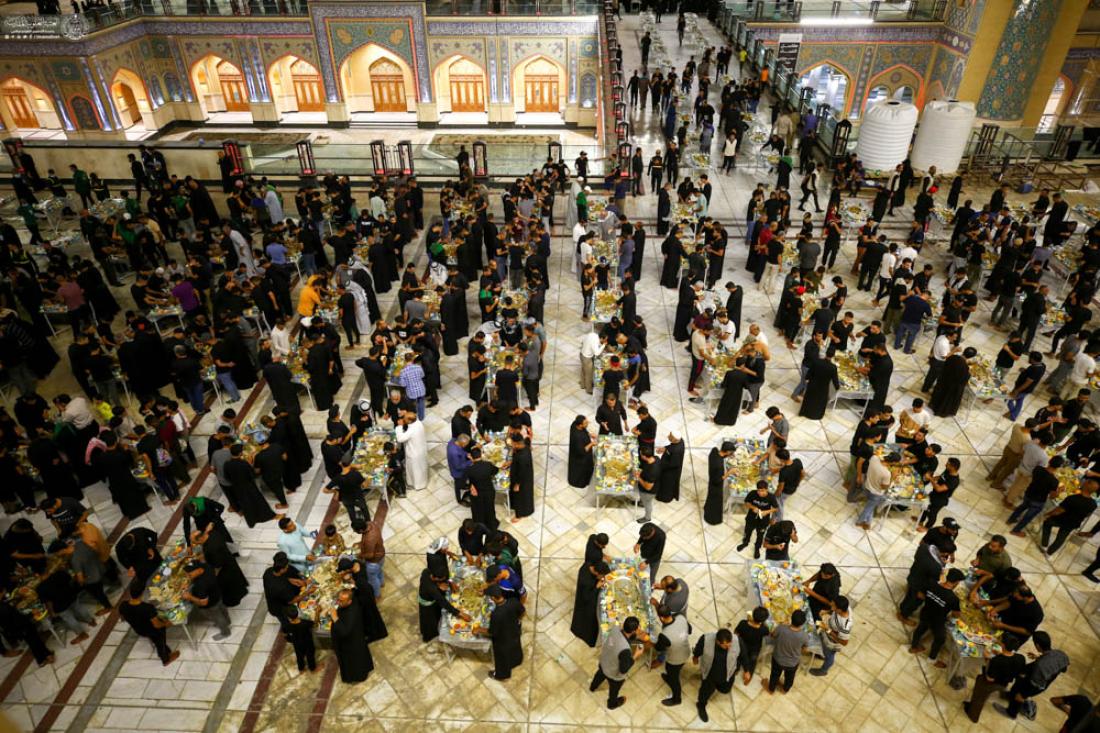 زائرو أمير المؤمنين (عليه السلام) يتبركون بسفرة نبي الرحمة (صلى الله عليه وآله) في ليلة رحيله في صحن فاطمة الزهراء (عليها السلام) | 