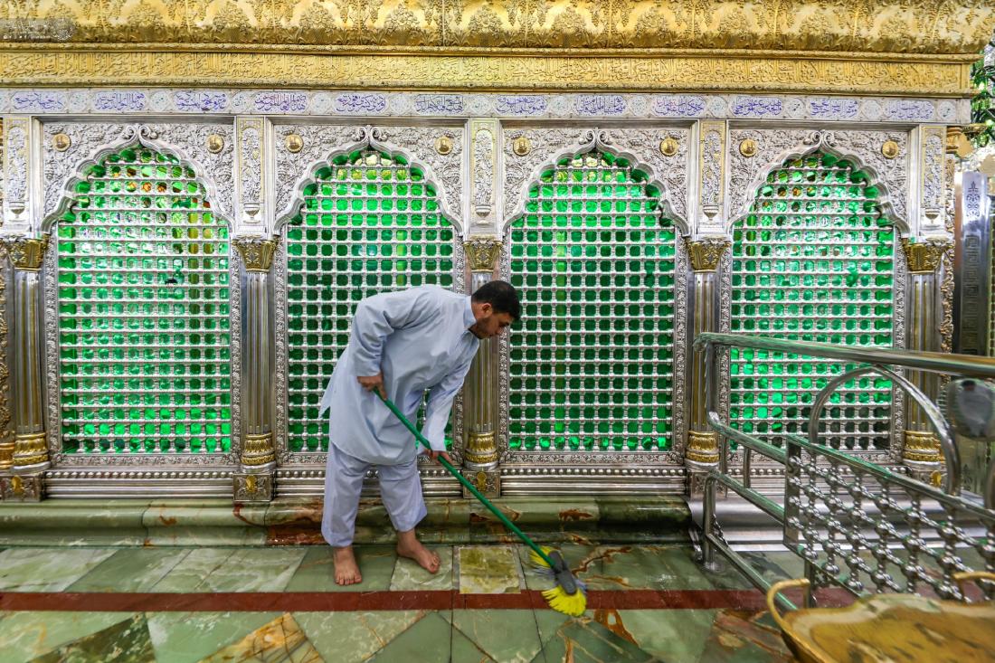 بحضور الأمين العام للعتبة العلوية المقدسة السيد عيسى الخرسان وإشرافه تم فرش الأرجاء المباركة لمرقد المولى أمير المؤمنين (ع) وتهيئة أرجاء الضريح الطاهر | 