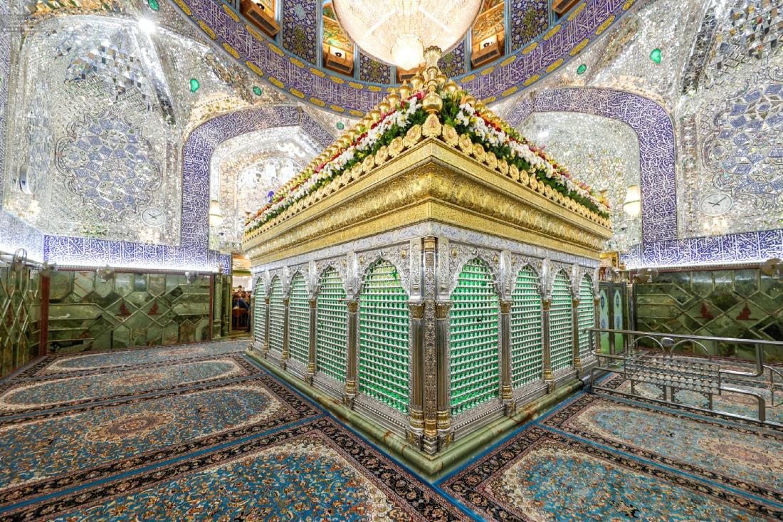 بحضور الأمين العام للعتبة العلوية المقدسة السيد عيسى الخرسان وإشرافه تم فرش الأرجاء المباركة لمرقد المولى أمير المؤمنين (ع) وتهيئة أرجاء الضريح الطاهر | 