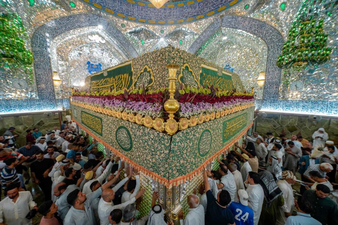 أيادٍ تبايع ووردٌ يبعثُ عطرَ الولايةِ عند ضريحِ أمير المؤمنين (عليه السلام) في عيد الله الأكبر عيد الغدير الأغر | 