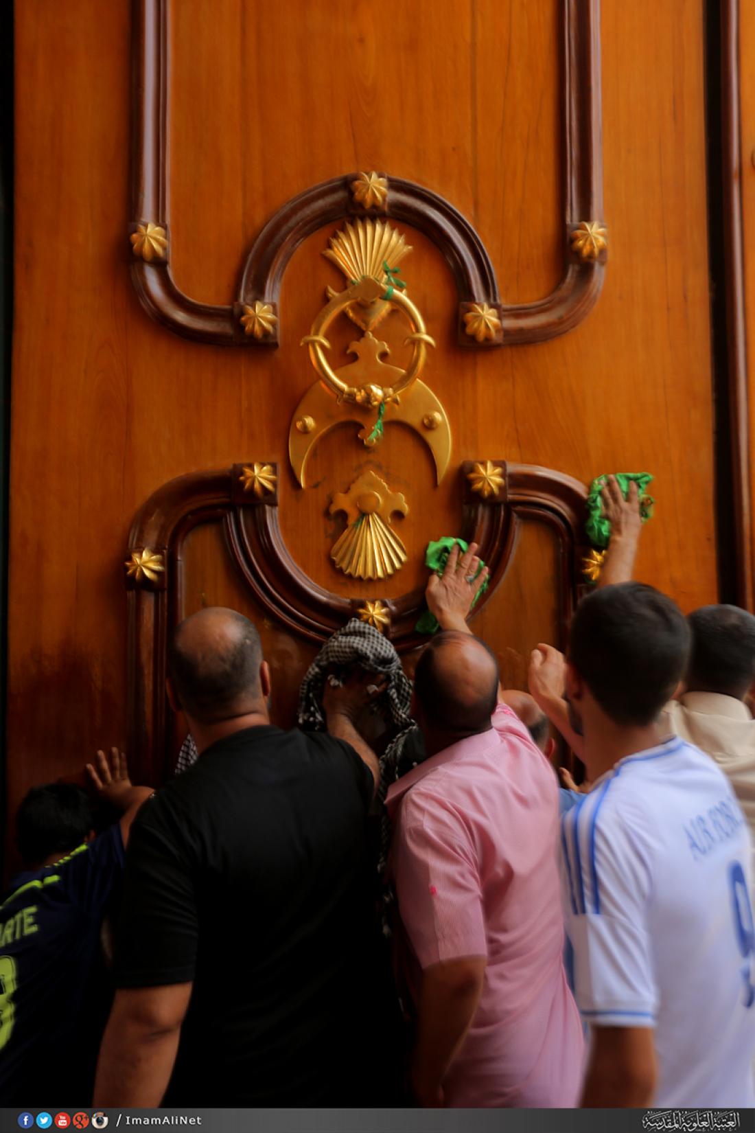 تقرير مصور : المؤمنون يحيون ذكرى استشهاد الامام موسى بن جعفر الكاظم سلام الله عليه في مرقده المطهر  | 