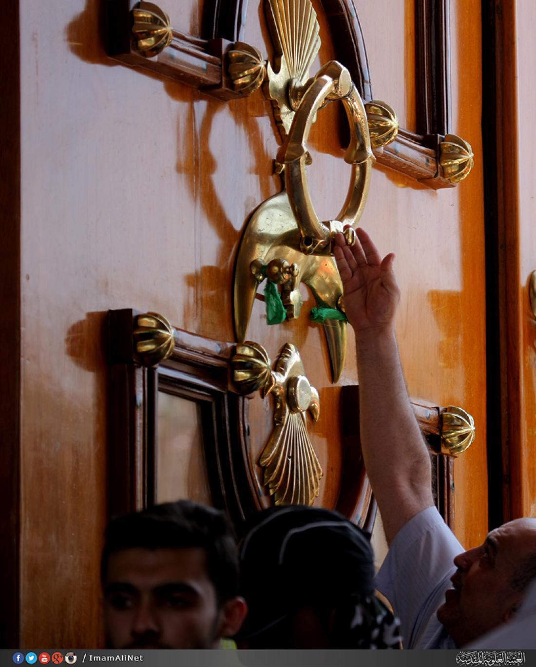 تقرير مصور : المؤمنون يحيون ذكرى استشهاد الامام موسى بن جعفر الكاظم سلام الله عليه في مرقده المطهر  | 