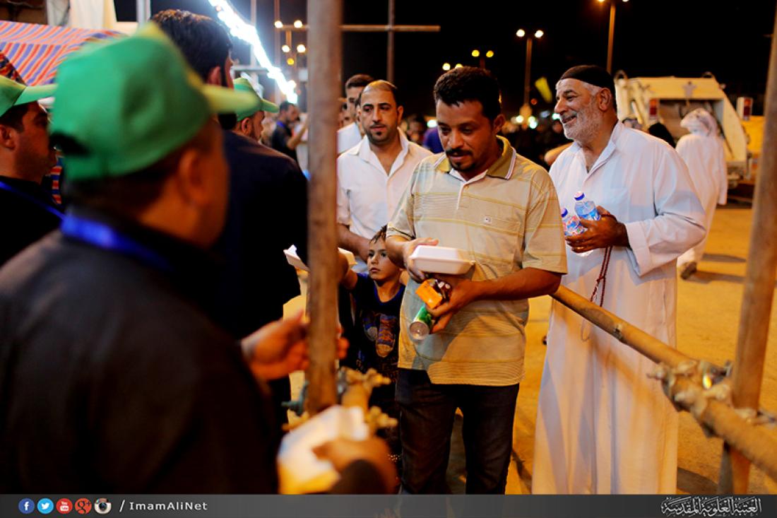 تقرير مصور : موكب العتبة العلويه المقدسه يقوم بخدمة زائري الامام الكاظم سلام الله عليه في الكاظمية المقدسه | 