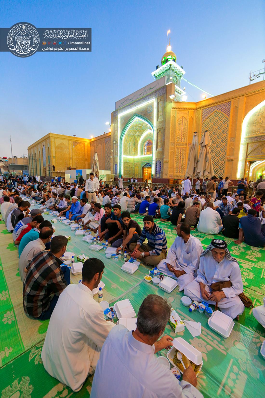تقرير مصور : الامانة العامة للعتبة العلوية المقدسة تقدم وجبة افطار الى زائري الامام امير المؤمنين سلام الله عليه  | 