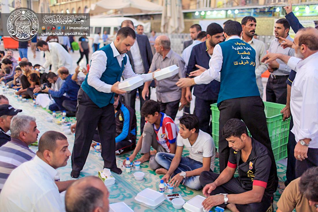 تقرير مصور : الامانة العامة للعتبة العلوية المقدسة تقدم وجبة افطار الى زائري الامام امير المؤمنين سلام الله عليه  | 