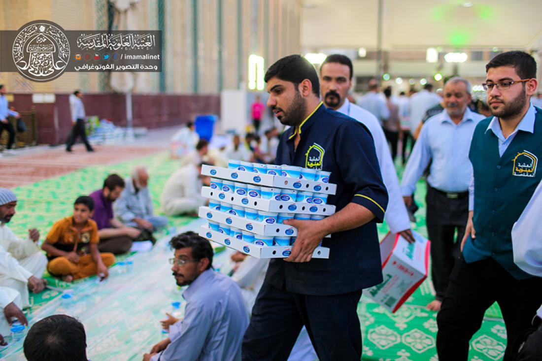 تقرير مصور : الامانة العامة للعتبة العلوية المقدسة تقدم وجبة افطار الى زائري الامام امير المؤمنين سلام الله عليه  | 