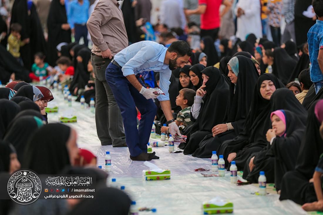تقرير مصور : الامانه العامة للعتبة العلوية المقدسة تقوم  بمائدة افطار للصائمين بعدد 3000 وجبة بقرب المرقد المطهر  | 