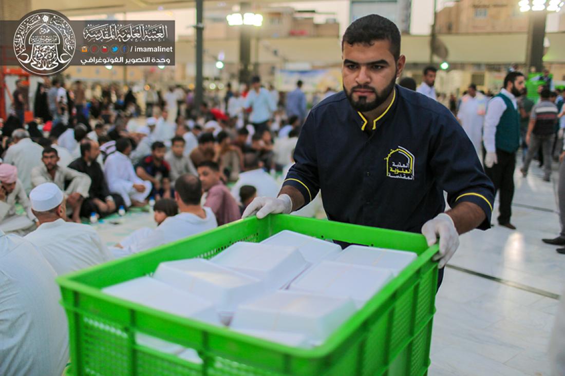 تقرير مصور : الامانه العامة للعتبة العلوية المقدسة تقوم  بمائدة افطار للصائمين بعدد 3000 وجبة بقرب المرقد المطهر  | 