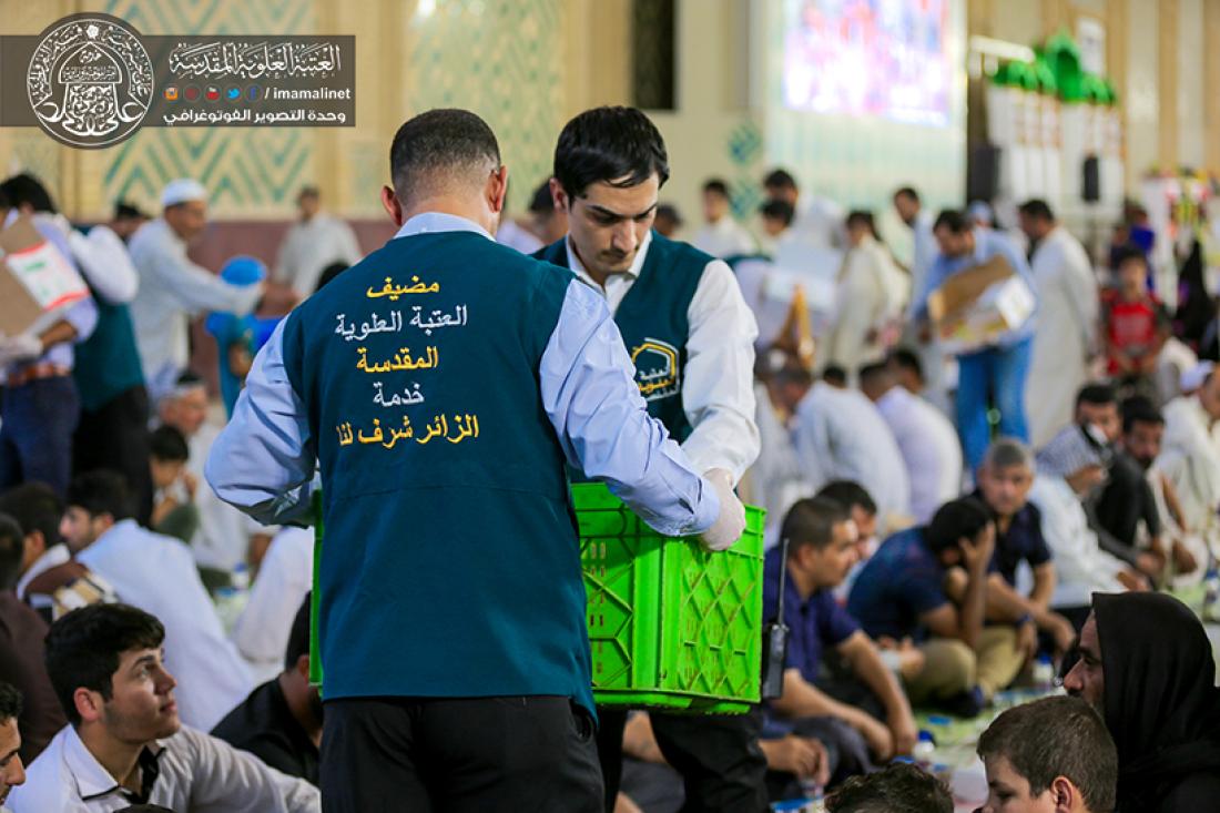 تقرير مصور : الامانه العامة للعتبة العلوية المقدسة تقوم  بمائدة افطار للصائمين بعدد 3000 وجبة بقرب المرقد المطهر  | 