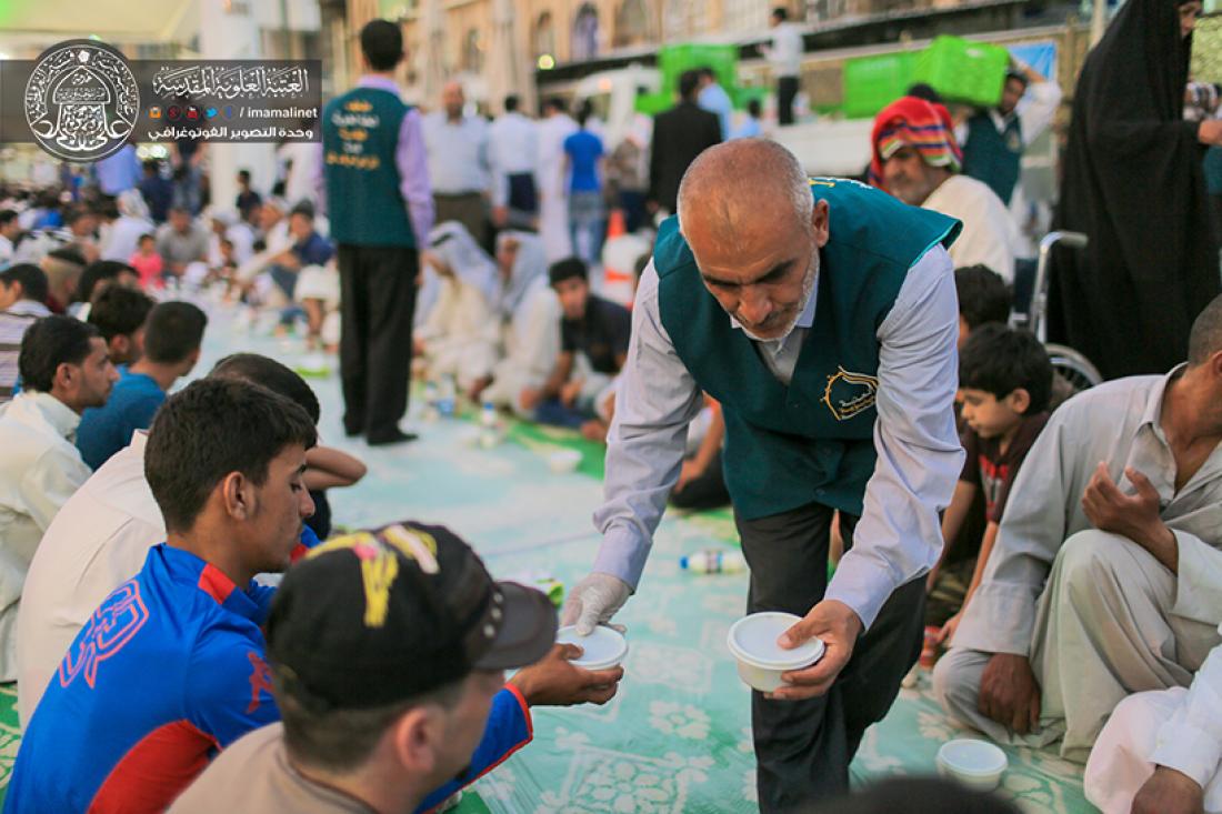 تقرير مصور : الامانه العامة للعتبة العلوية المقدسة تقوم  بمائدة افطار للصائمين بعدد 3000 وجبة بقرب المرقد المطهر  | 
