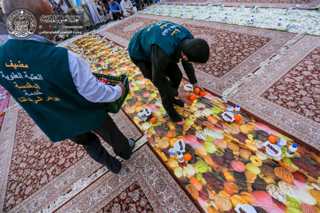 تقرير مصور : مضيف الامام امير المؤمنين سلام الله عليه يقيم وجبة افطار الى الزائرين الكرام  بقرب الحرم المطهر  | 
