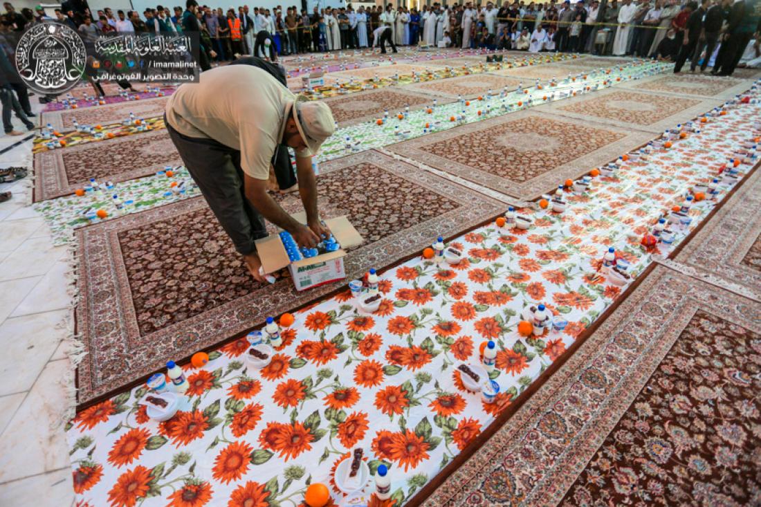 تقرير مصور : مضيف الامام امير المؤمنين سلام الله عليه يقيم وجبة افطار الى الزائرين الكرام  بقرب الحرم المطهر  | 