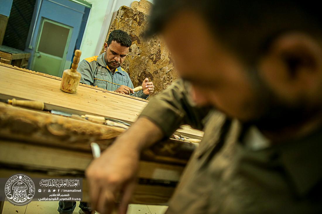 تقرير مصور : اعمال وحدة النقش على الخشب التابعة الى قسم الصيانة في العتبة العلوية المقدسة  | 