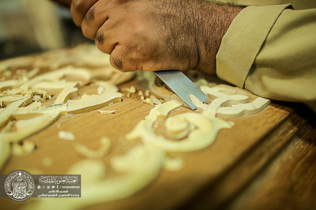 تقرير مصور : اعمال وحدة النقش على الخشب التابعة الى قسم الصيانة في العتبة العلوية المقدسة  | 