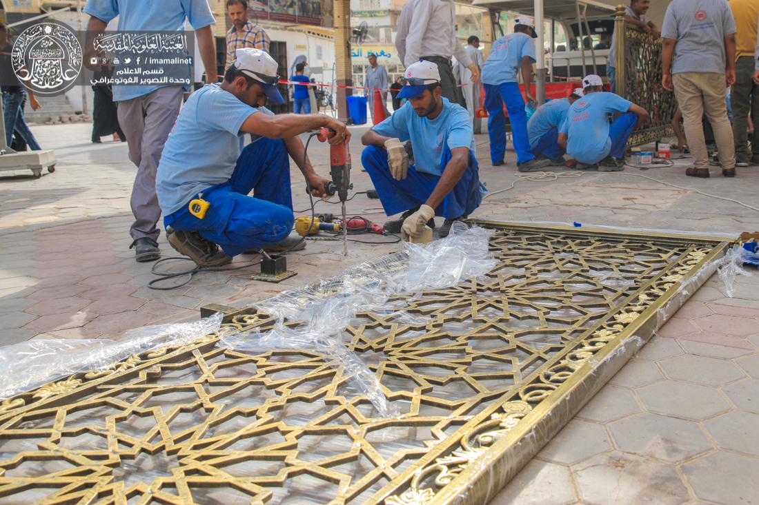 تقرير مصور : تنصيب القواطع الحديدية الجديدة من جهة باب القبلة لتسهيل حركة ودخول زائري الامام علي عليه السلام | 