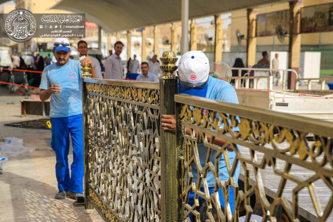 تقرير مصور : تنصيب القواطع الحديدية الجديدة من جهة باب القبلة لتسهيل حركة ودخول زائري الامام علي عليه السلام | 