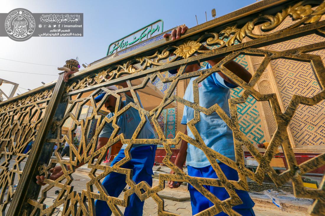 تقرير مصور : تنصيب القواطع الحديدية الجديدة من جهة باب القبلة لتسهيل حركة ودخول زائري الامام علي عليه السلام | 