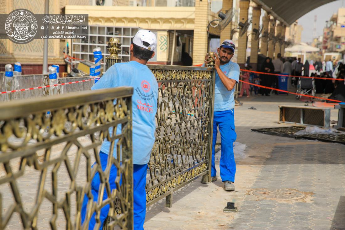 تقرير مصور : تنصيب القواطع الحديدية الجديدة من جهة باب القبلة لتسهيل حركة ودخول زائري الامام علي عليه السلام | 