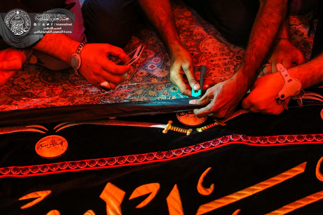 تقرير مصور : تنصيب كتيبة قماشية مطرزة بماء الذهب ومزينة بالاحجار الكريمة في ايوان الذهب في العتبة العلوية المقدسة | 