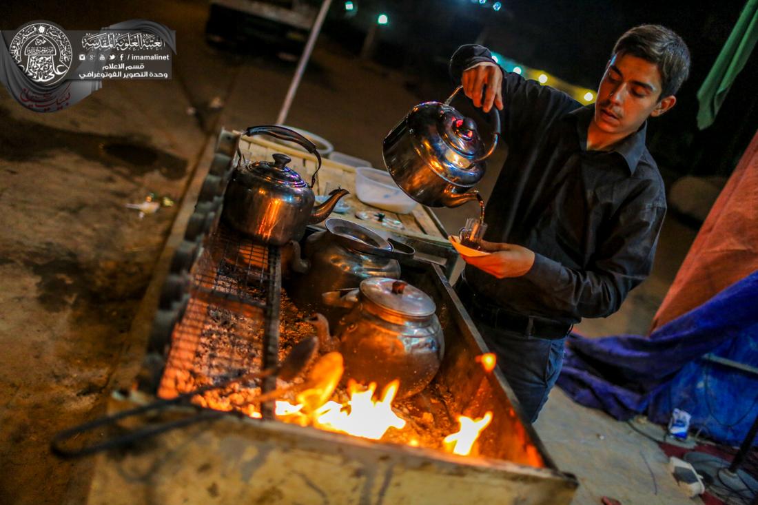 تقرير مصور : اطفال حسينيون في النجف الاشرف يقومون بتكوين مواكب مصغره لخدمة الامام الحسين سلام الله عليه في ذكرى محرم الحرام  | 