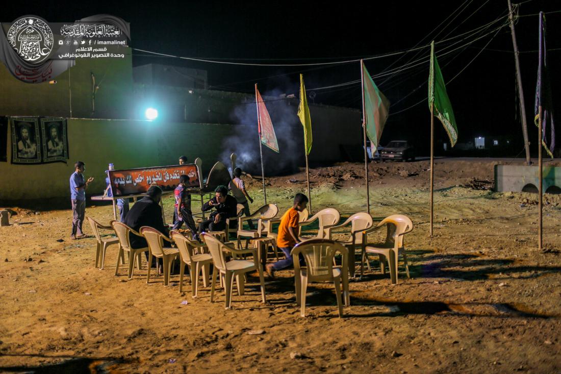 تقرير مصور : اطفال حسينيون في النجف الاشرف يقومون بتكوين مواكب مصغره لخدمة الامام الحسين سلام الله عليه في ذكرى محرم الحرام  | 