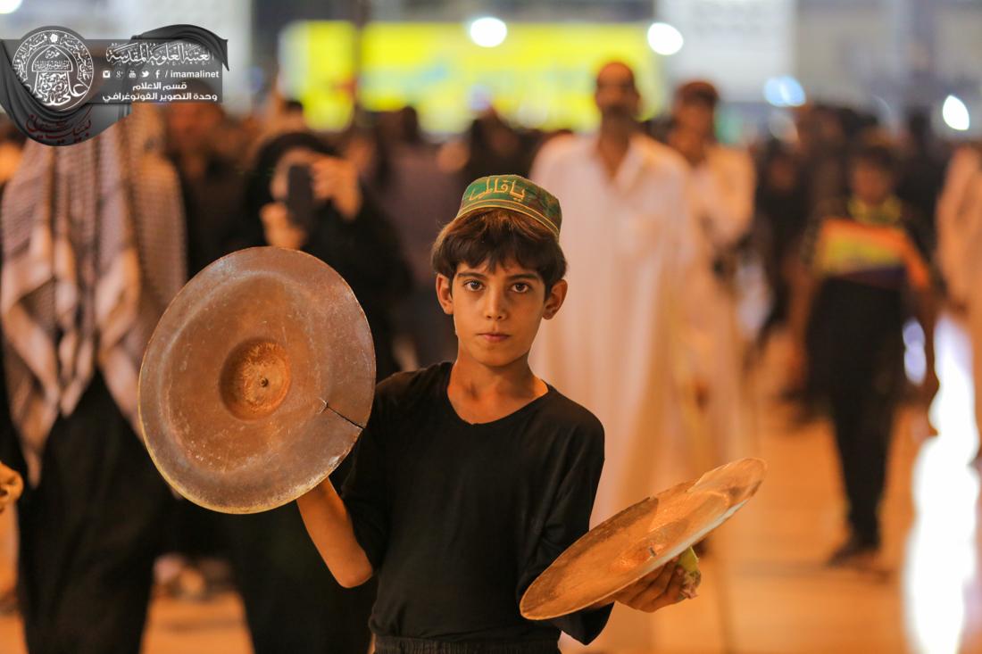 تقرير مصور : اطفال حسينيون على نهج اهاليهم يحيون بطريقتهم العزاء على سيد الشهداء | 