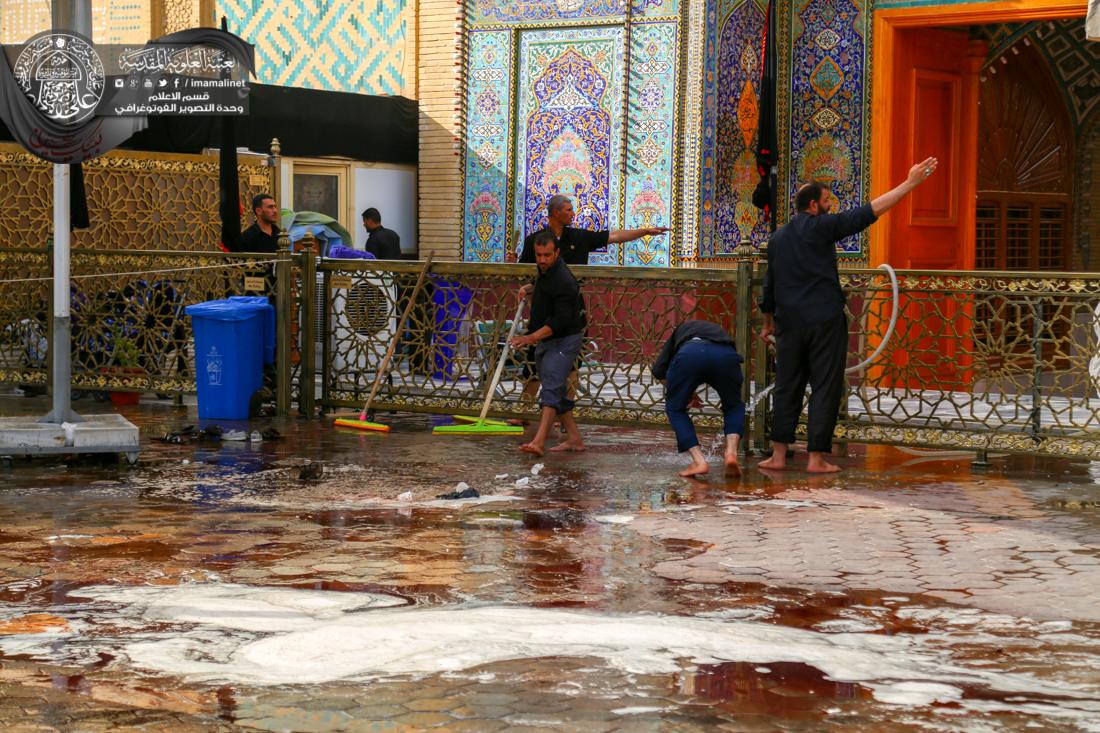 تقرير مصور : العتبة العلوية المقدسة تقوم بحملة تنظيف بعد الانتهاء من مراسيم يوم العاشر من المحرم  | 