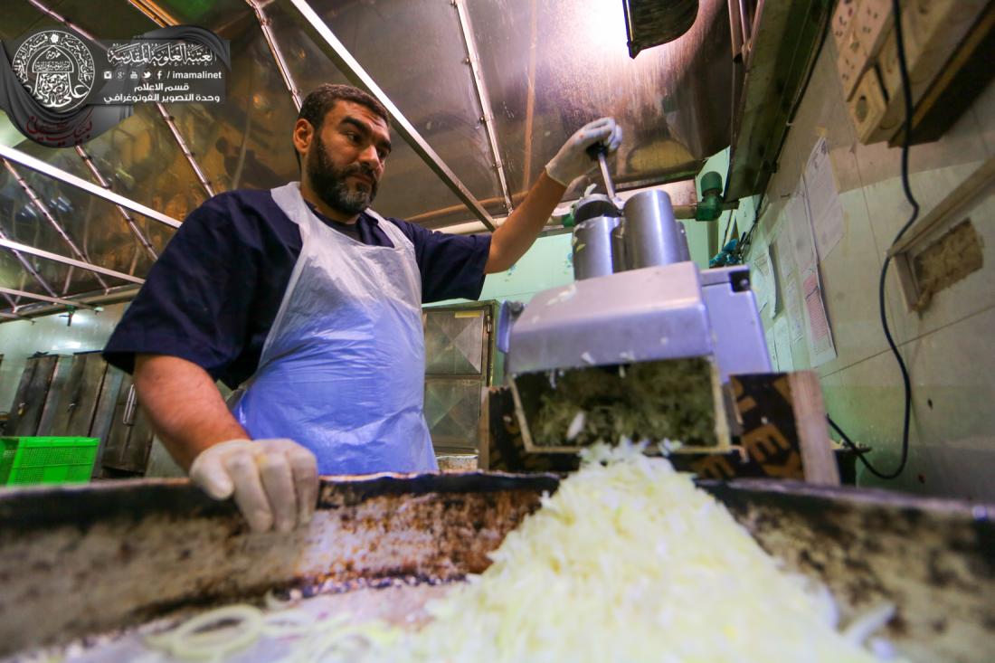 تقرير مصور : مضيف العتبة العلوية المقدسة يقدم الاف الوجبات لزائرين ابا عبد الله الحسين  عليه السلام | 