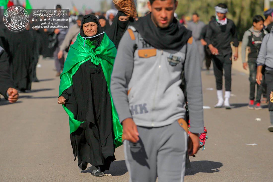 تقرير مصور : جموع الزائرين تزحف إلى مرقد أمير المؤمنين (عليه السلام) لإحياء ذكرى وفاة النبي الأعظم (صلى الله عليه وآله وسلم)  | 