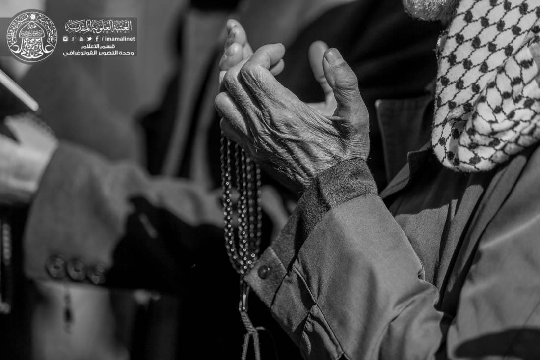 تقرير مصور : المؤمنون يؤدون الاعمال العبادية في الصحن الحيدري الشريف في مناسبة ذكرى وفاة الرسول الاكرم محمد (صلى الله عليه وآله وسلم) | 