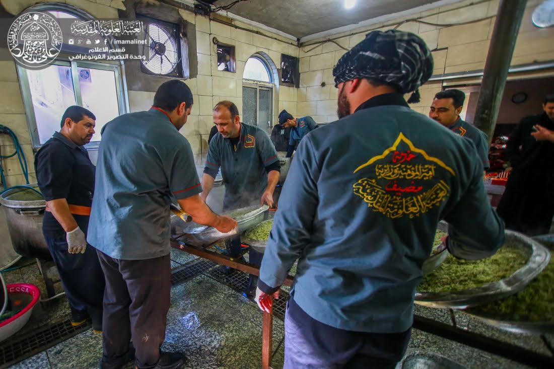 تقرير مصور : موكب العتبة العلوية المقدسة في سامراء يقدم الخدمات لزائري الامام الحسن العسكري سلام الله عليه في ذكرى استشهاده الشريف | 