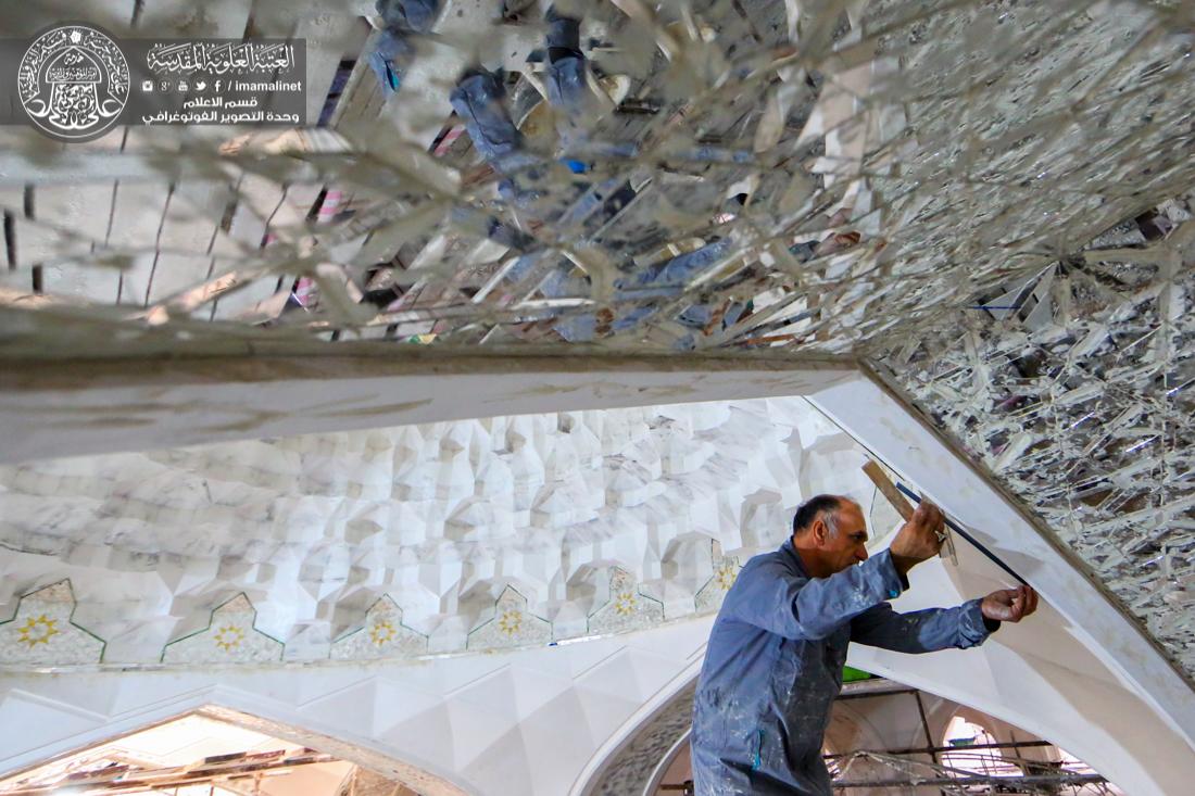 تقرير مصور : أشكال هندسية وأنعكاسات جميلة تصنعها أيدي الفنيين في صحن السيدة فاطمة عليها السلام تمهيداً لافتتاحه | 