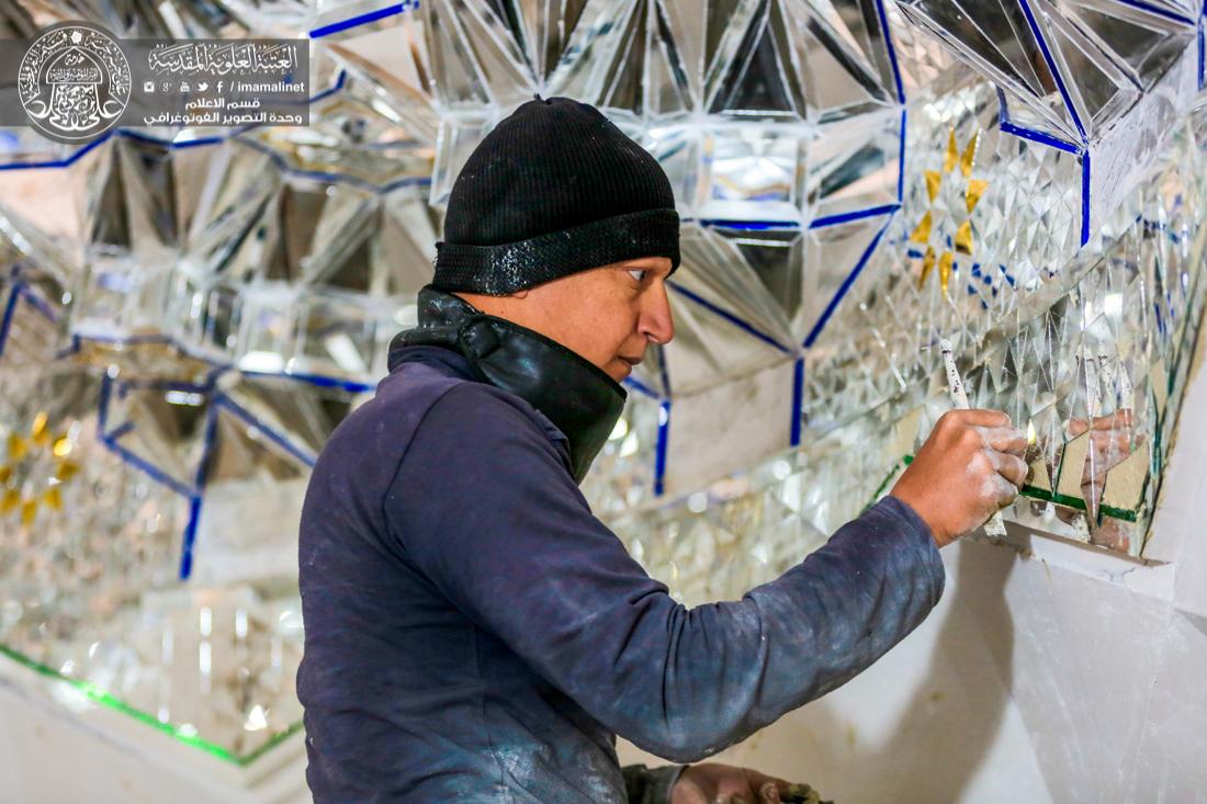 تقرير مصور : أشكال هندسية وأنعكاسات جميلة تصنعها أيدي الفنيين في صحن السيدة فاطمة عليها السلام تمهيداً لافتتاحه | 