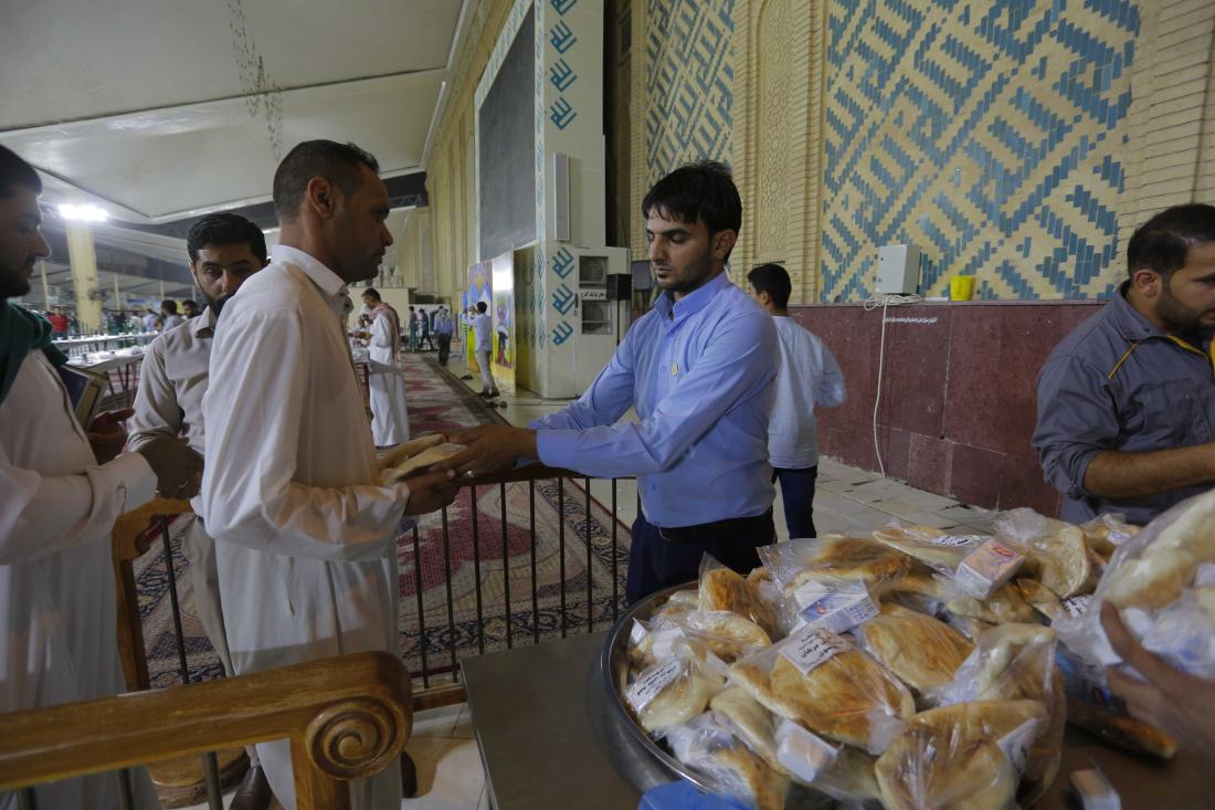 جهود مباركة لخدام امير المؤمنين (عليه السلام) في إقامة موائد سحور الشهر الفضيل | 