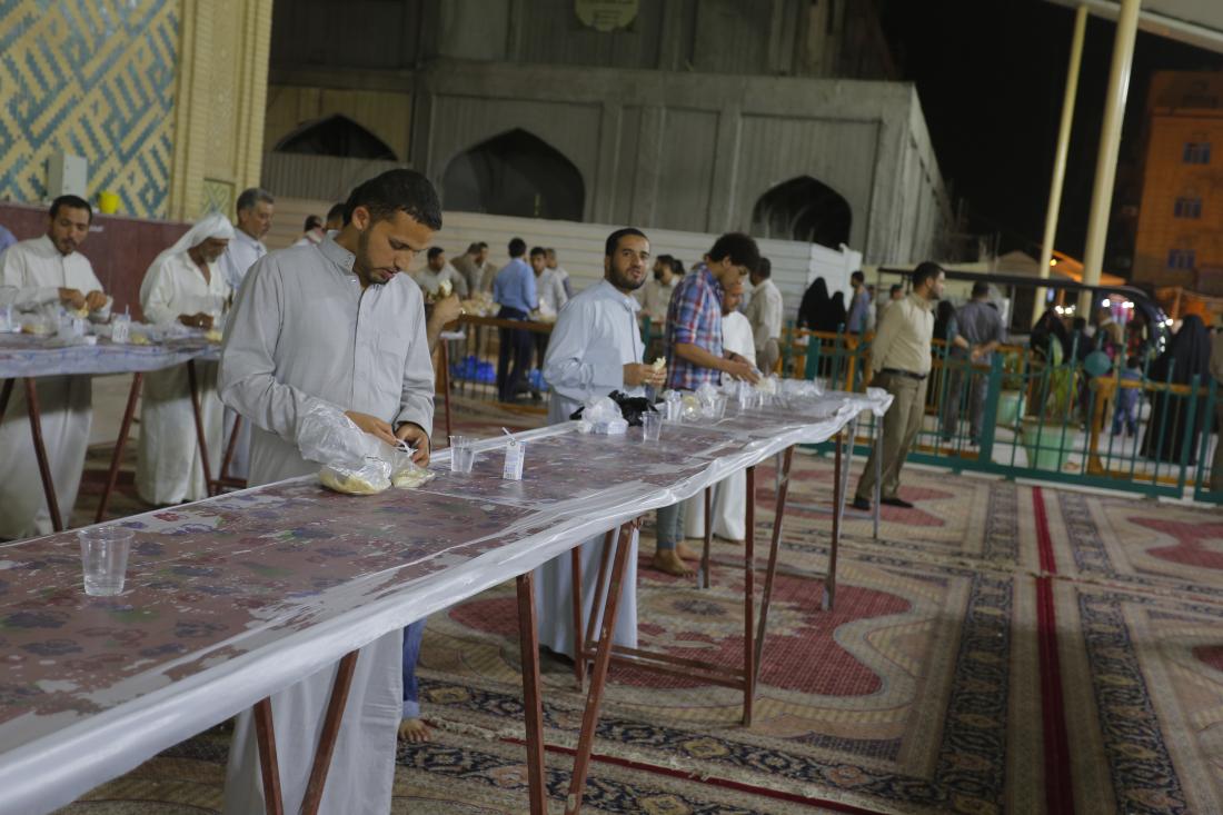 جهود مباركة لخدام امير المؤمنين (عليه السلام) في إقامة موائد سحور الشهر الفضيل | 