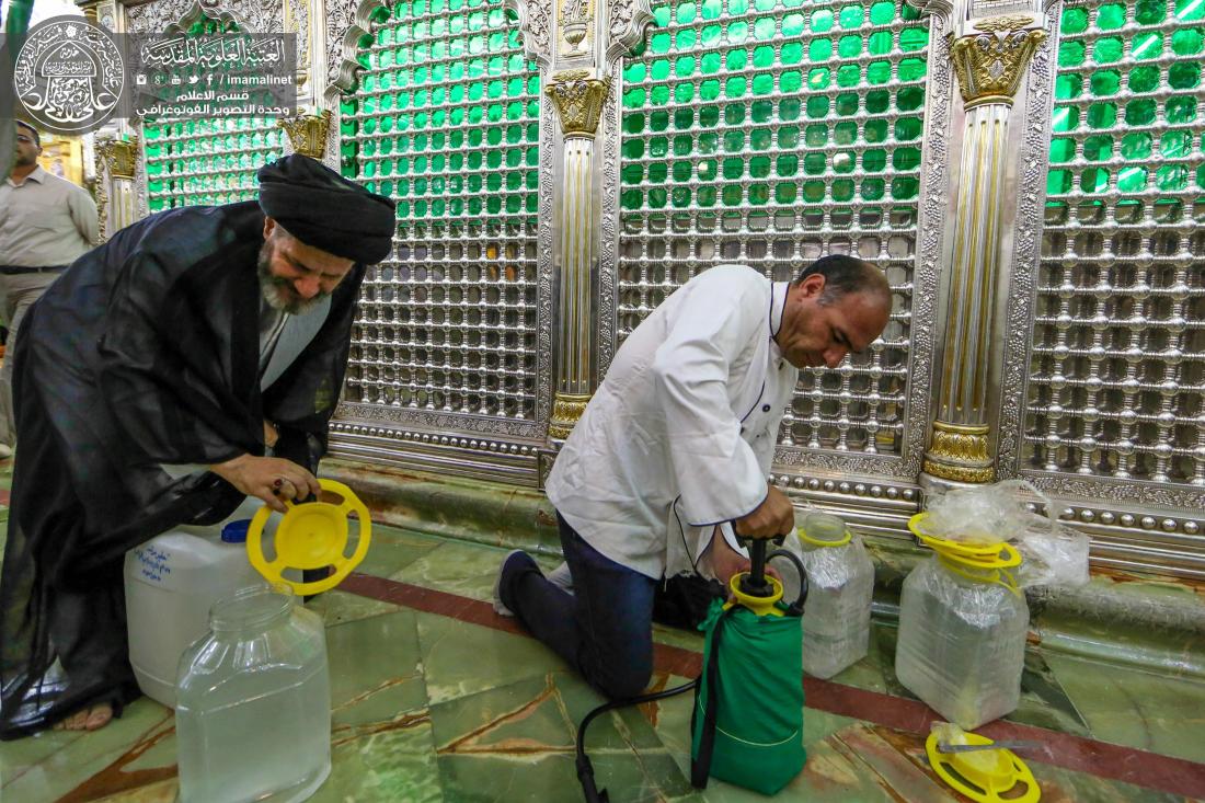 إبتهاجاً بعيد الغدير الأغر غسل الضريح الطاهر بماء الورد وتزينه بالورود الطبيعية | 