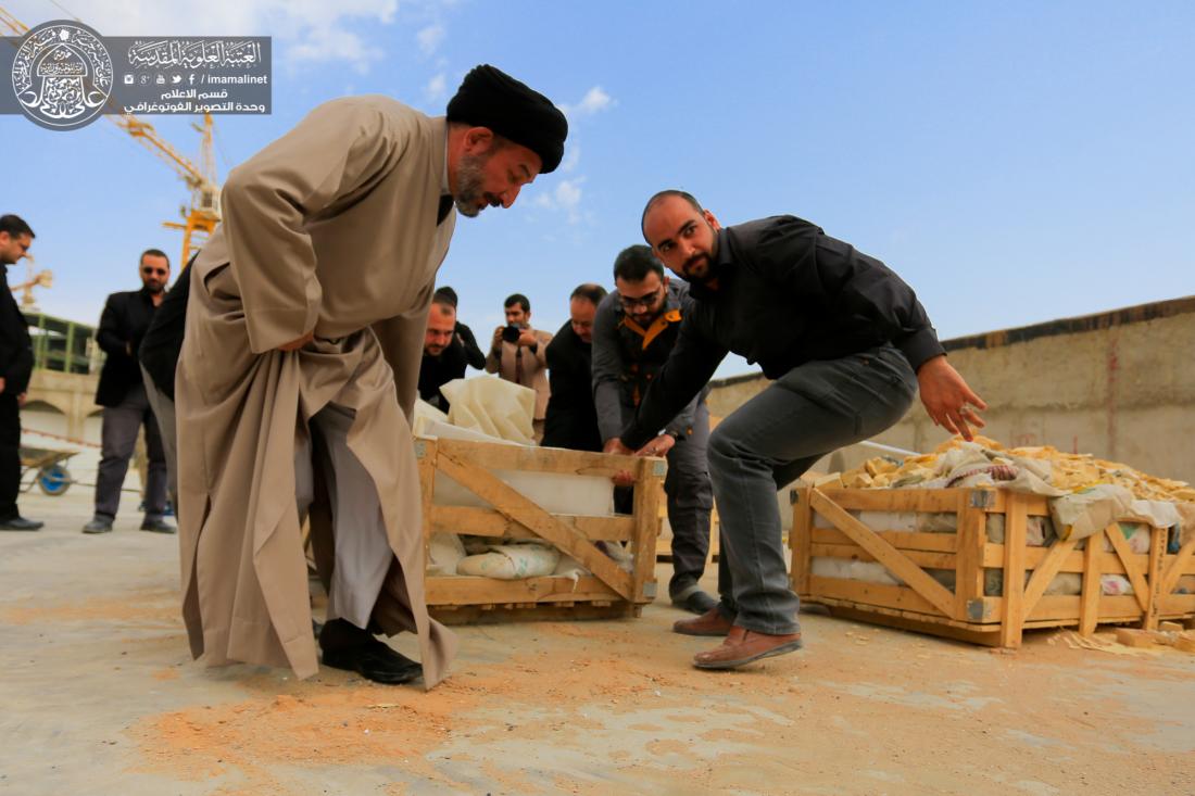 خدام العتبة العلوية المقدسة يقومون بتهيئة صحن السيدة فاطمة الزهراء (عليها السلام ) لإستقبال زوار الامام الحسين (عليه السلام) | 