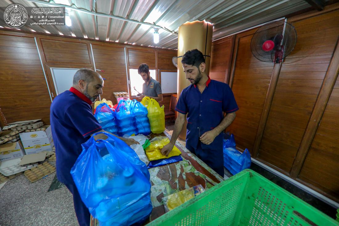 استمرار مضيف الزائرين بتوزيع وجبات الطعام وبشكل يومي | 