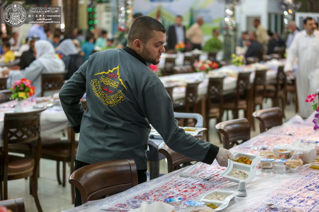 استمرار مضيف الزائرين بتوزيع وجبات الطعام وبشكل يومي | 