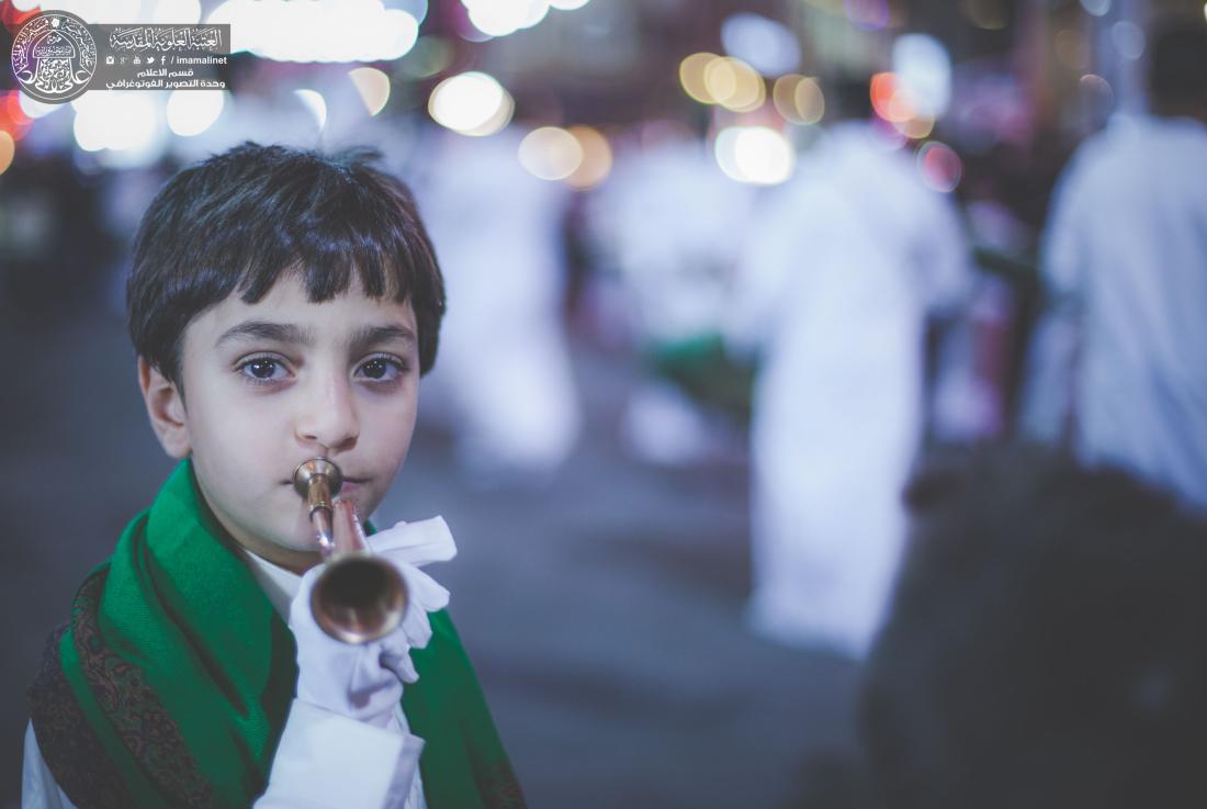 من كربلاء العشق المؤمنين يقومون بأحياء ذكرى يوم الثامن من محرم الحرام عند مرقد المولى الامام الحسين وابو الفضل العباس (سلام الله عليهما) في كربلاء المقدسة . | 