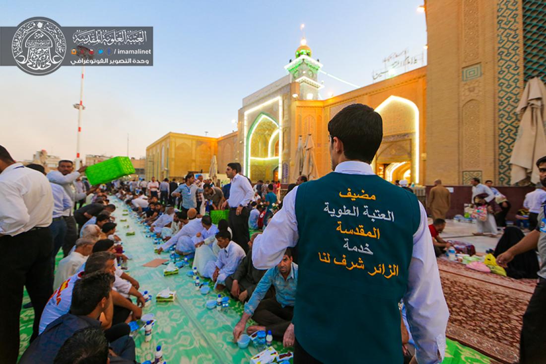 تقرير مصور : الامانة العامة للعتبة العلوية المقدسة تقدم وجبة افطار الى زائري الامام امير المؤمنين سلام الله عليه  | 