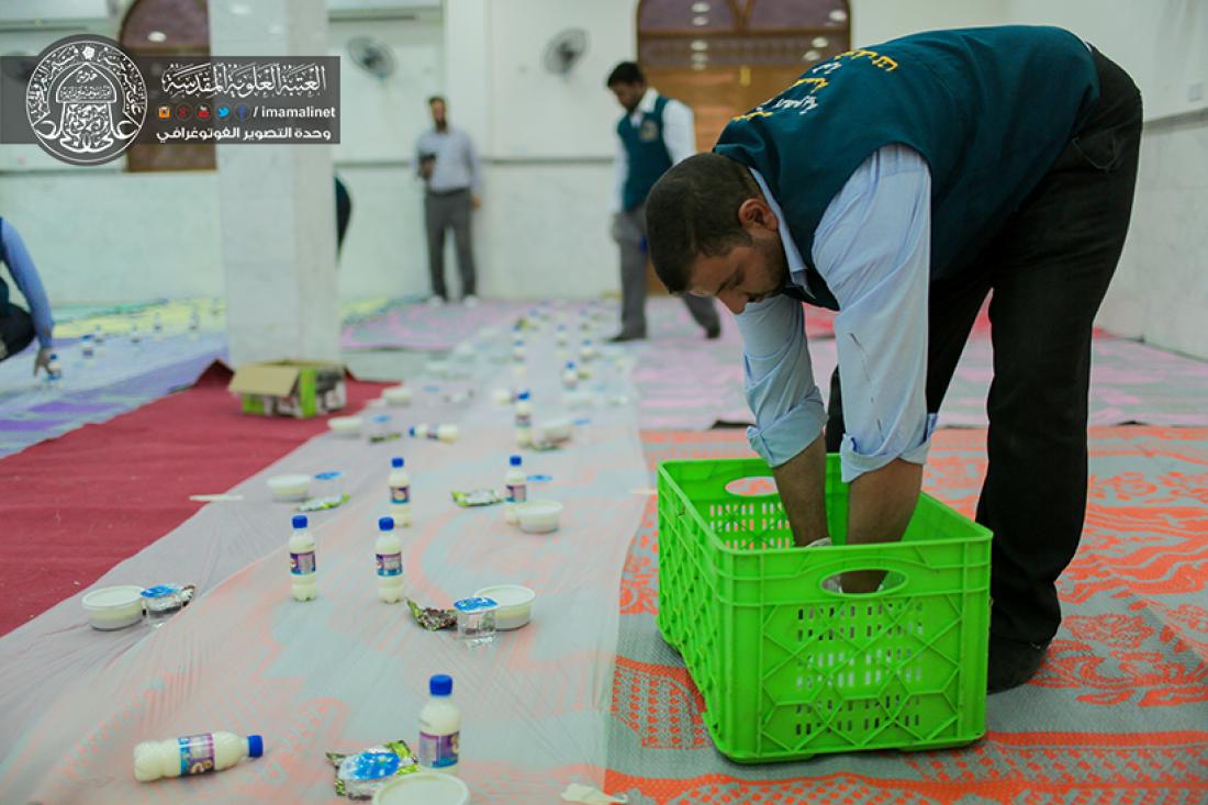 تقرير مصور : مضيف العتبة العلوية المقدسة يقوم بتوزيع وجبات الافطار  للنازحين  | 