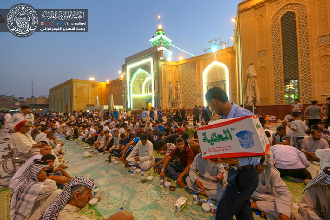 تقرير مصور : الامانه العامة للعتبة العلوية المقدسة تقوم  بمائدة افطار للصائمين بعدد 3000 وجبة بقرب المرقد المطهر  | 