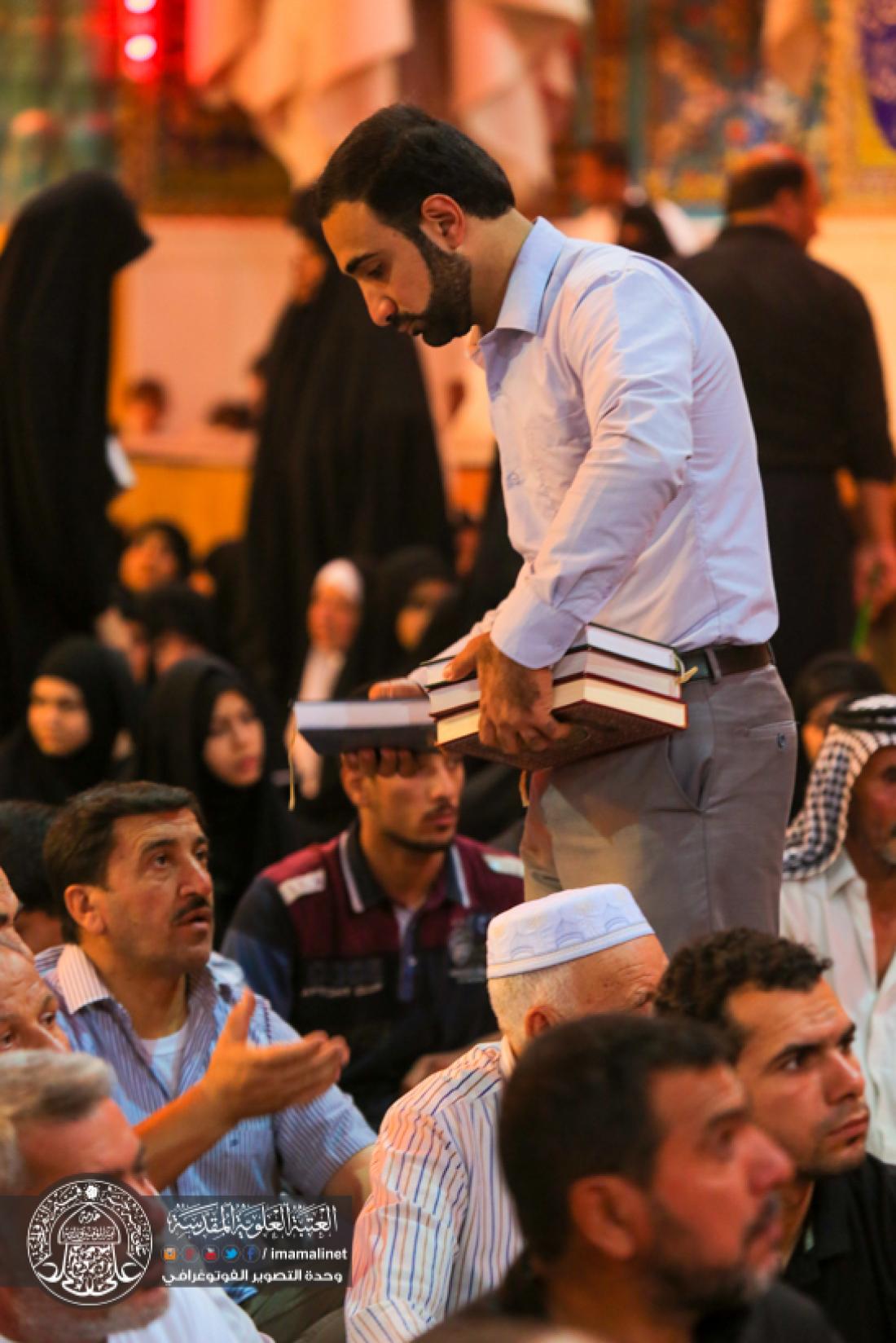 تقرير مصور : رفع المصاحف في اول ليلة من ليالي القدر المباركة في العتبة العلوية المقدسة  | 