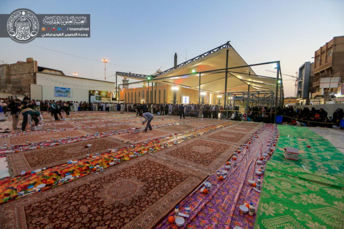 تقرير مصور : مضيف الامام امير المؤمنين سلام الله عليه يقيم وجبة افطار الى الزائرين الكرام  بقرب الحرم المطهر  | 