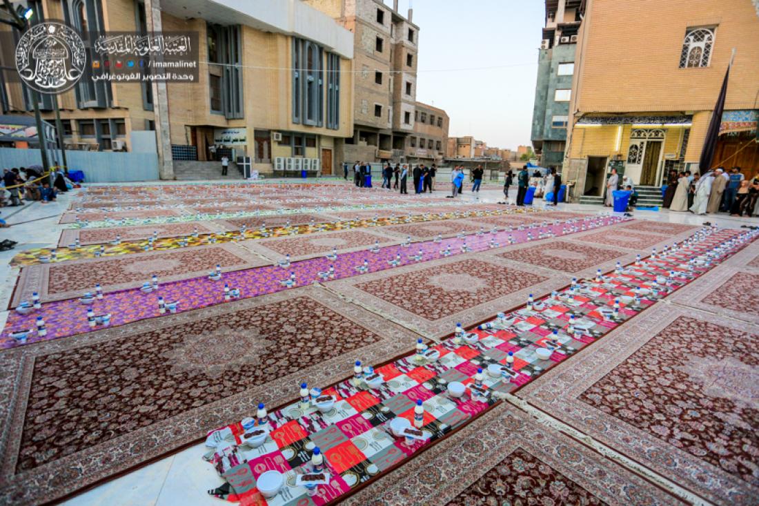 تقرير مصور : مضيف الامام امير المؤمنين سلام الله عليه يقيم وجبة افطار الى الزائرين الكرام  بقرب الحرم المطهر  | 