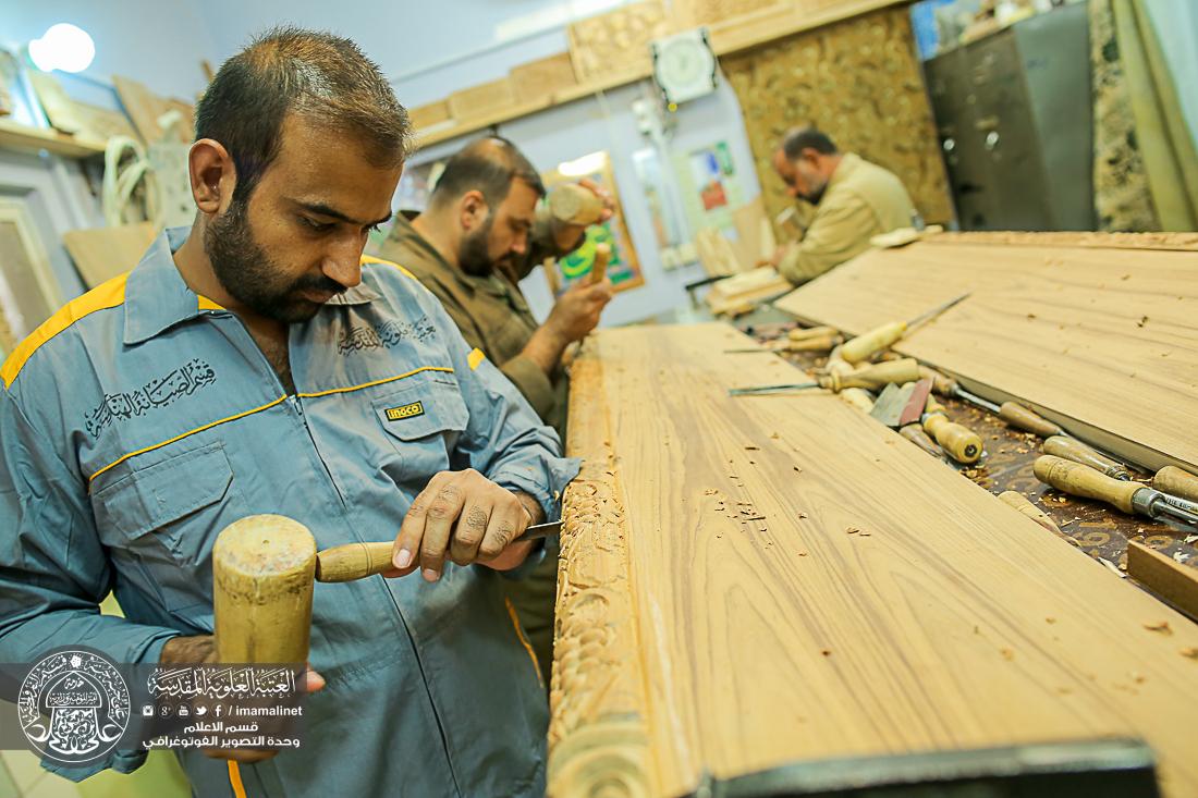 تقرير مصور : اعمال وحدة النقش على الخشب التابعة الى قسم الصيانة في العتبة العلوية المقدسة  | 