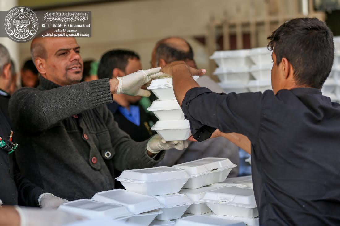 تقرير مصور : موكب العتبة العلوية المقدسة في سامراء يقدم الخدمات لزائري الامام الحسن العسكري سلام الله عليه في ذكرى استشهاده الشريف | 