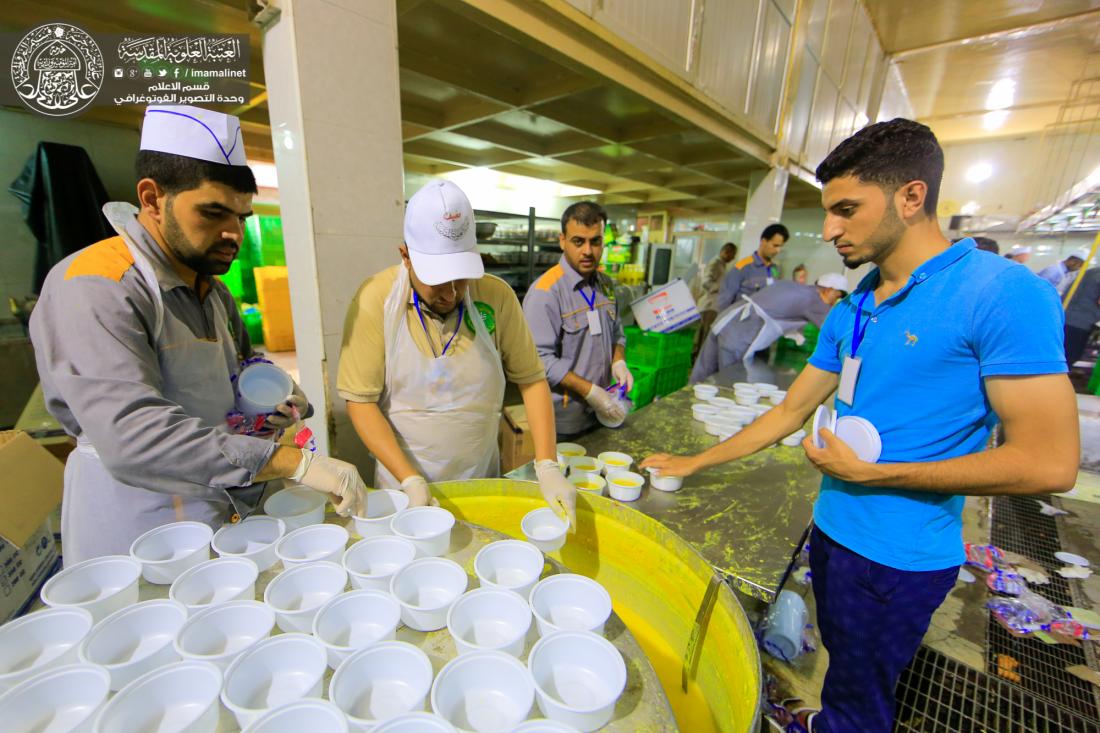 مضيف العتبة العلوية المقدسة يقوم بتوزيع وجبات الافطار خدمةً لزائري أمير المؤمنين (عليه السلام) | 